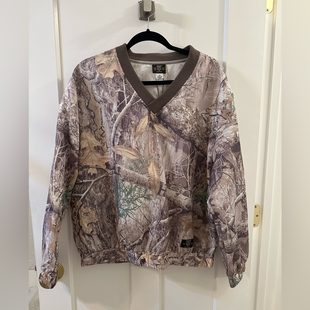 Oversized Camo V-Neck Pullover brand new with tags never worn! Guess
